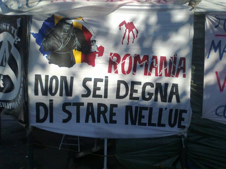 Italianul sta cu pancartele in fata ambasadei