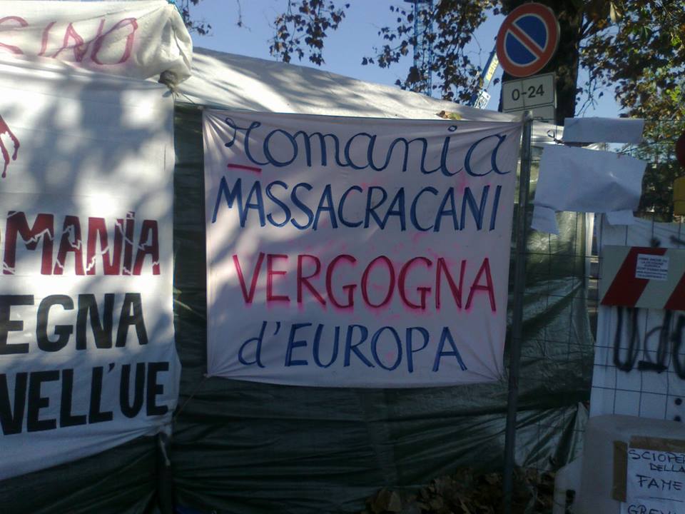 Italianul sta cu pancartele in fata ambasadei