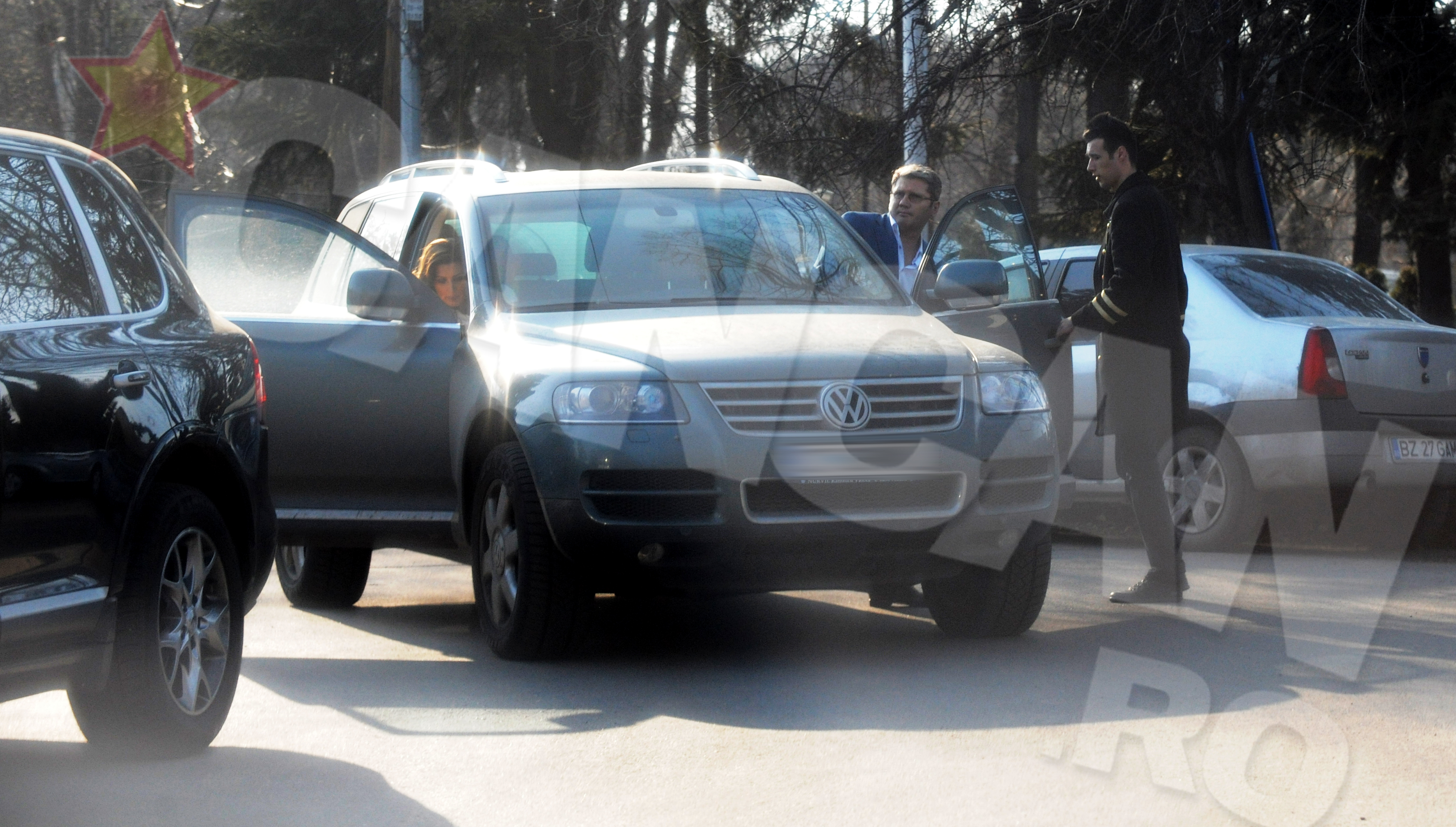 Pana nu demult, politicianul isi plimba si fosta iubita, doctorita Alexandra, cu masina cu care marti s-a dus la manastire alaturi de… fosta nevasta, Carmen!