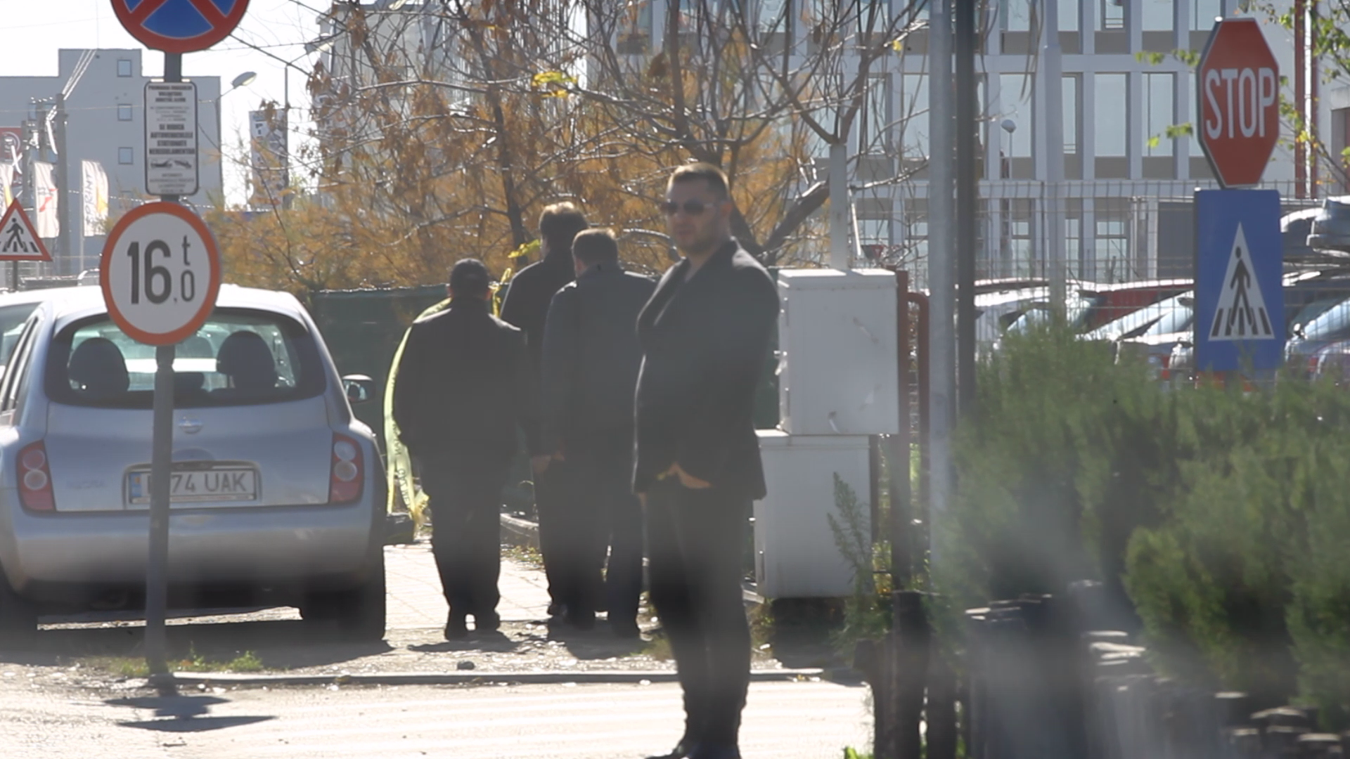 Mircea se uita dezorientat in jur atunci cand vede ca este asteptat de reporteri