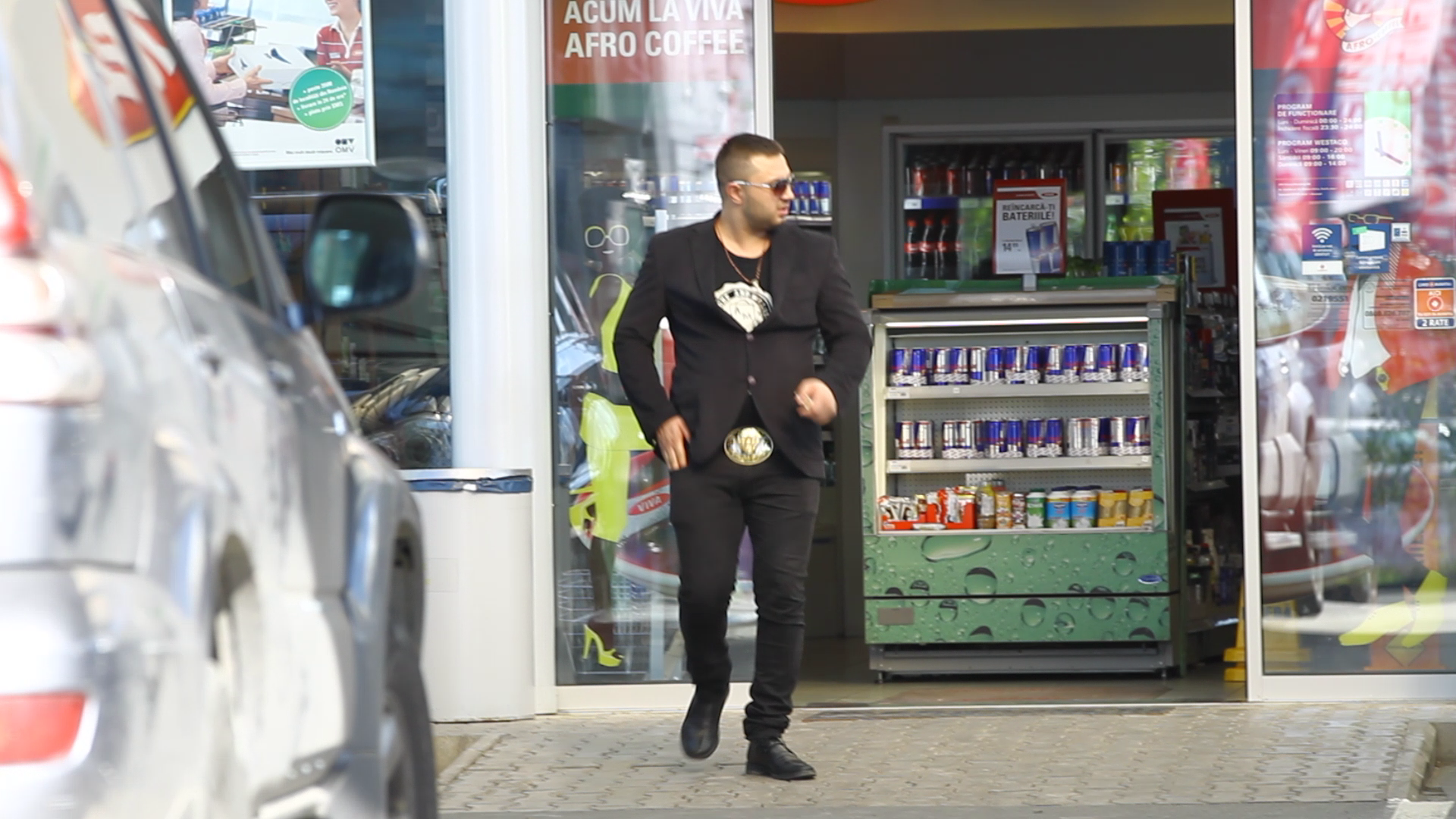 Tanarul se poarta precum un adevarat crai de Dorobanti