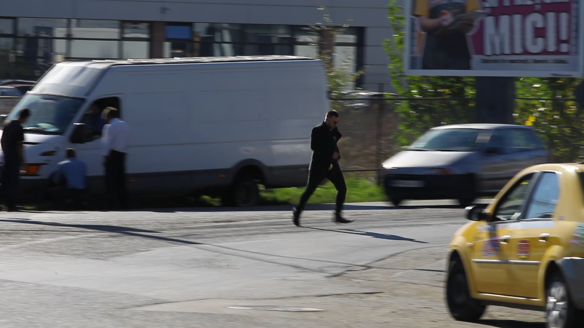 Mircea traverseaza strada in fuga, fara sa se asigure