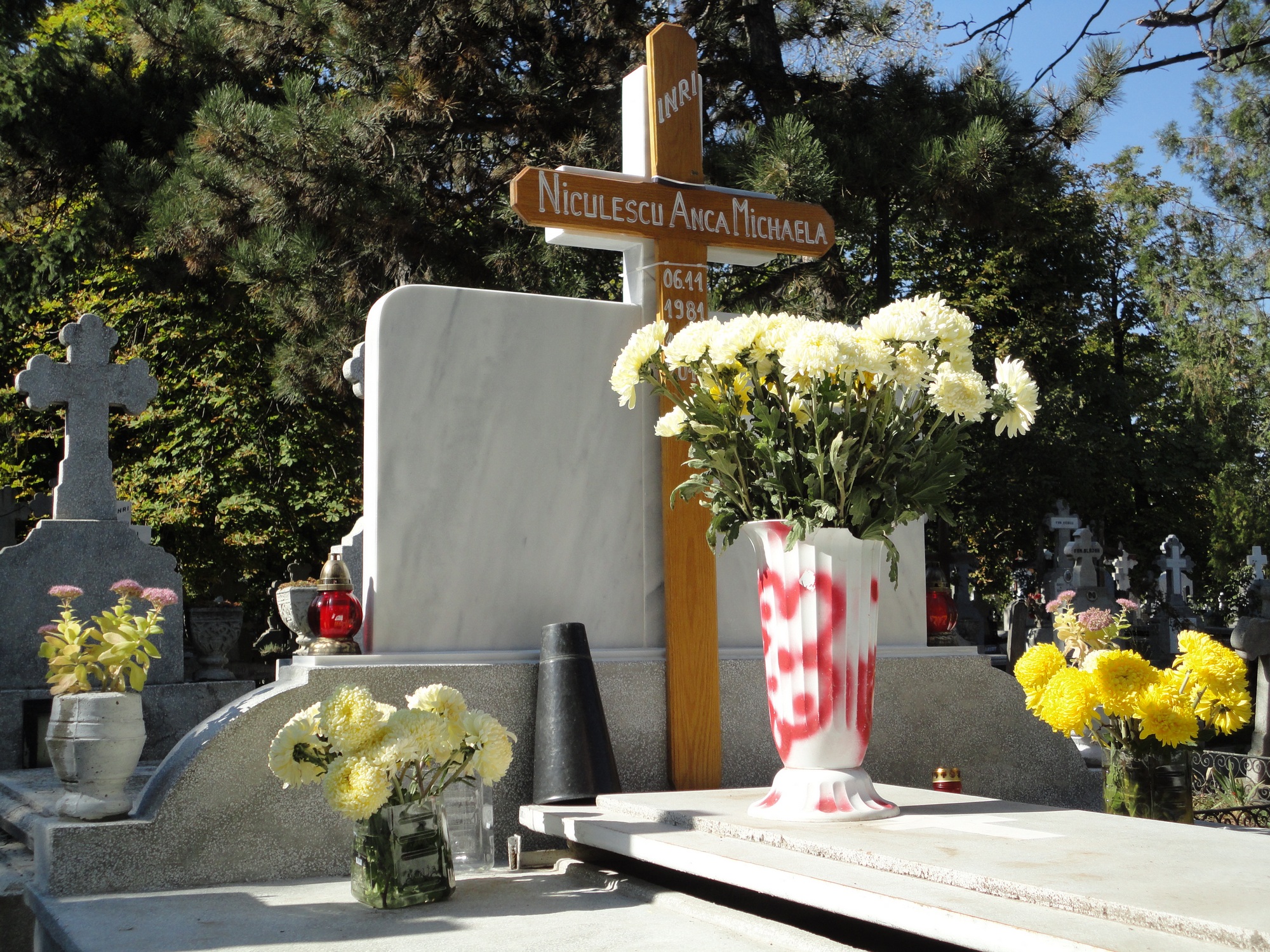 Mormantul este ingrijit si plin de flori