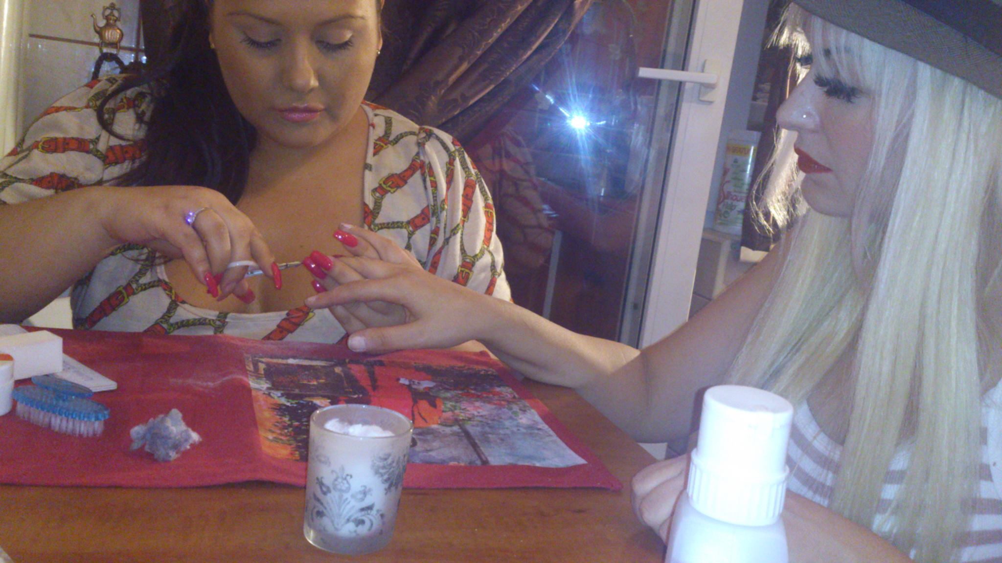 Bianca Rus si-a testat talentele si pe unghiile prietenei sale Lena Horvath