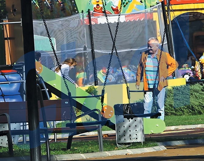 Irinel si Irinuca au profitat de o zi insorita de toamna ca sa se joace in parc.