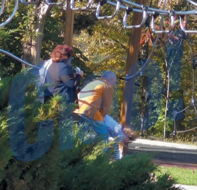 Tatic grijului, Irinel si-a supravegheat cu atentie fetita la locul de joaca.