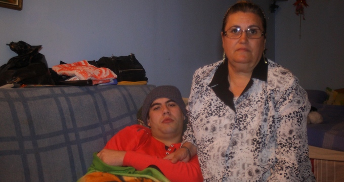 Tanarul sta de cand a fost gasit numai in canapea si in pat