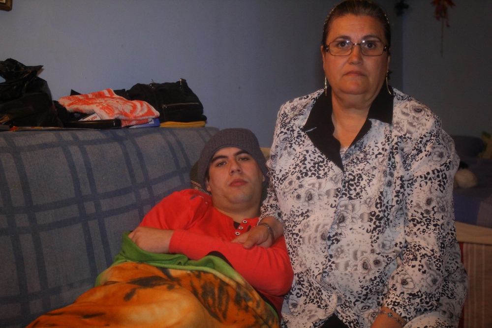 Mama sa Maria este singura care are grija de fiul sau