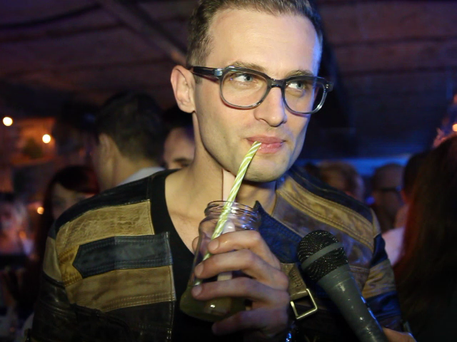 Sorin Brotnei a baut vodka cu borcanul la ultimul eveniment monden...conform tematicii