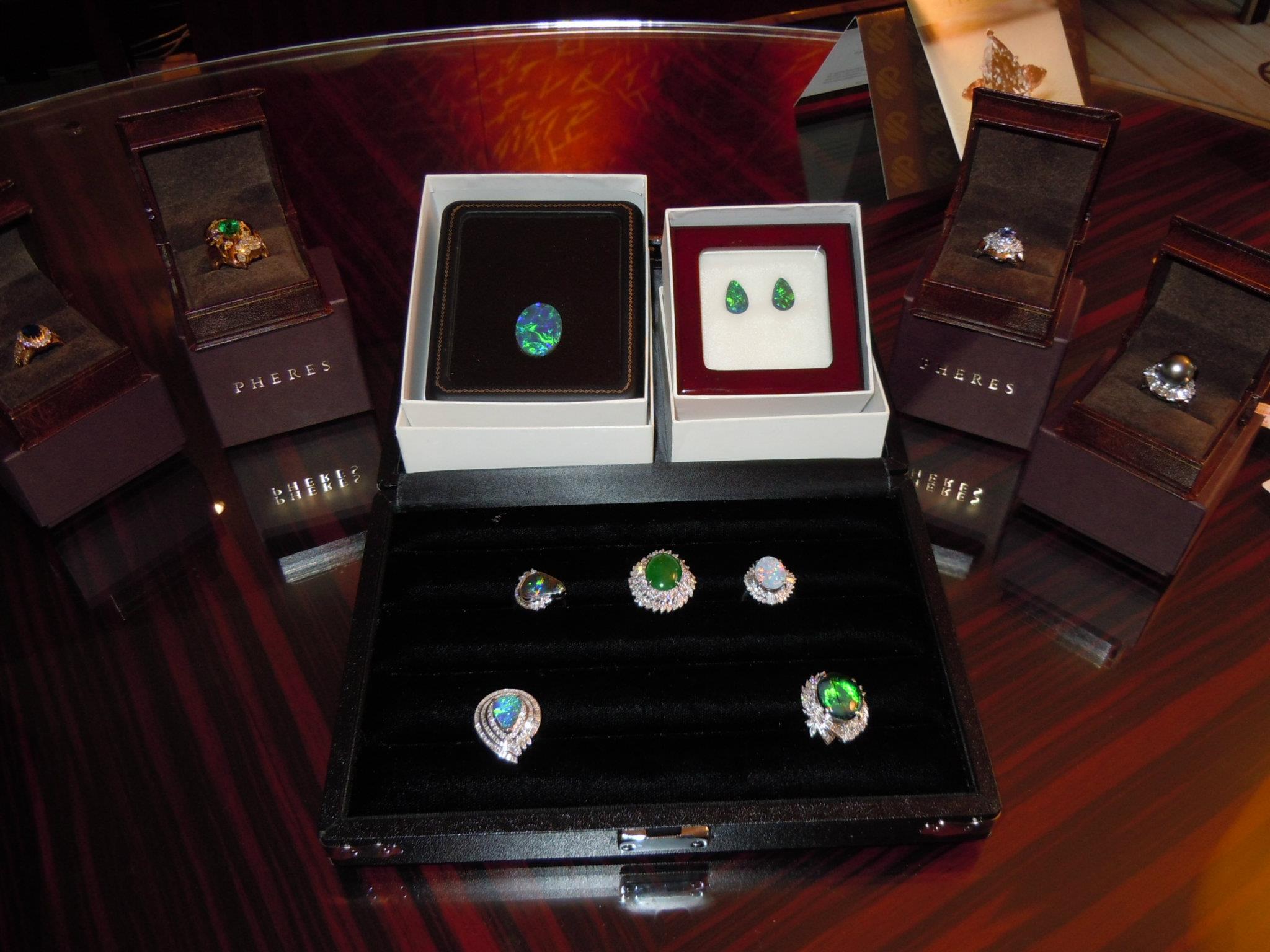 Creatiile Narcisei sunt la mare cautare printre milionari