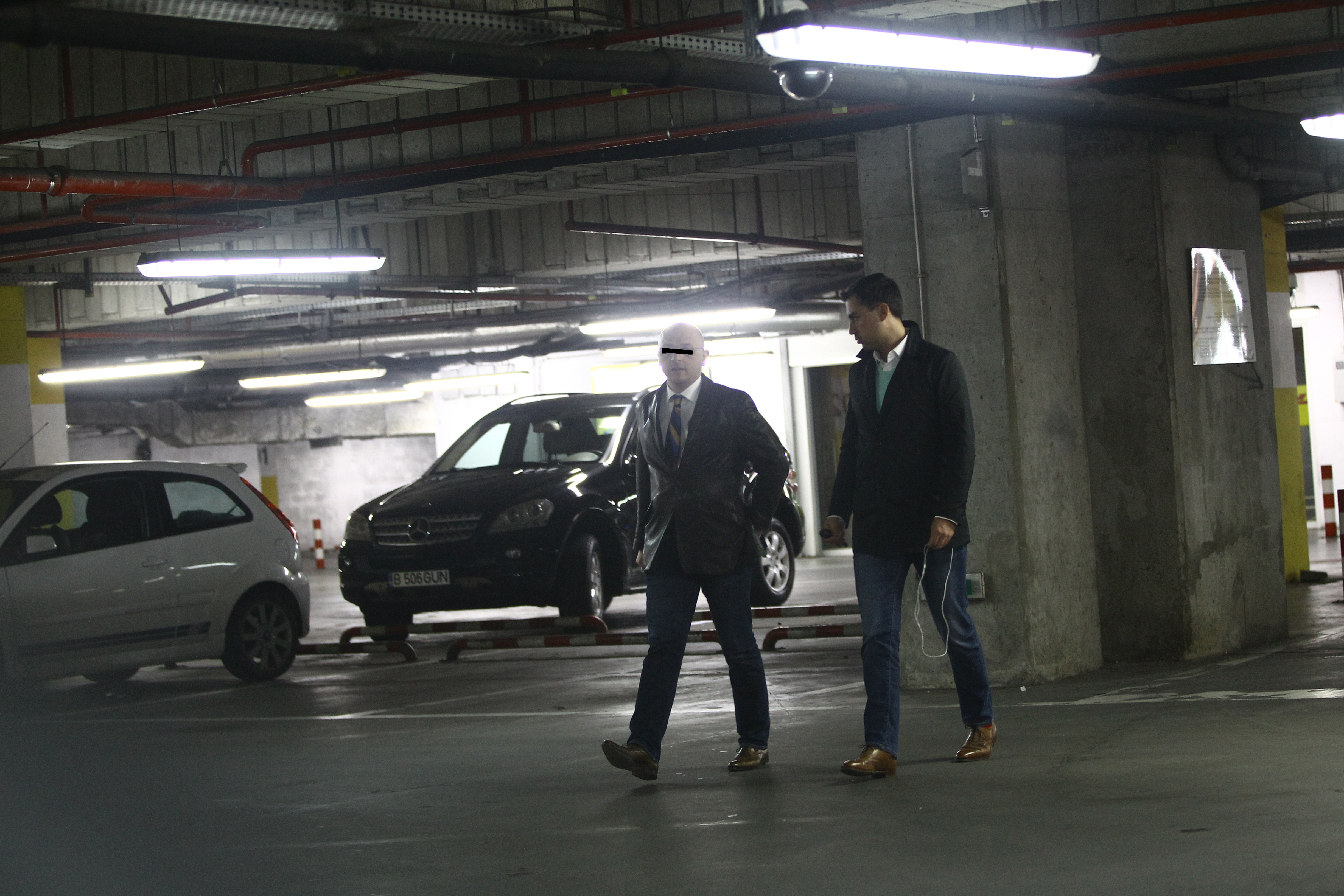 Designerul si amicul sau au mai discutat pret de cateva clipe, dupa care fiecare s-a dus la casa lui