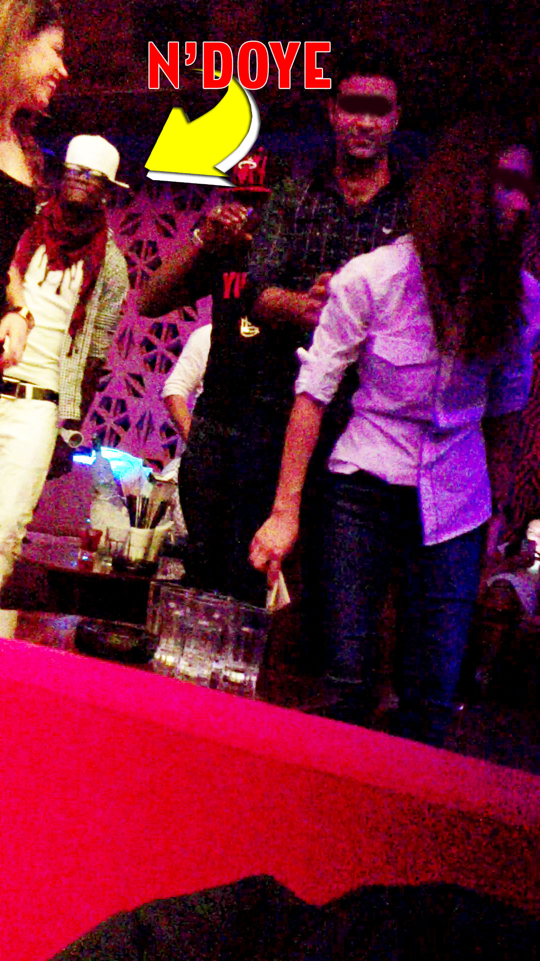 Fetele isi vedeau de distractie, in timp ce fotbalistul suspina dupa... vremurile de altadata