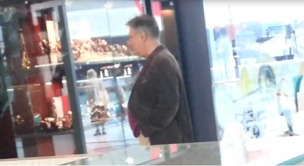 Politicianul nu s-a inghizuit sa cumpere nimic