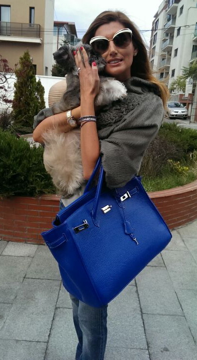 Alexandra nu pare dispusa sa renunte cu una, cu doua la sentimentele care o leaga de prim-vicepresedintele PDL (sursa foto: Facebook)