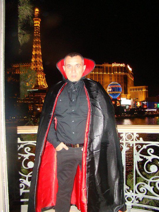 Urmarit de procurori, afaceristul s-a deghizat in Dracula la sarbatoarea de Halloween (sursa foto: Facebook)