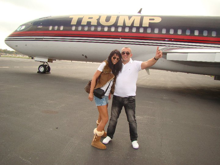 Cei doi s-au fotografiat langa avionul de 100 de milioane de dolari al miliardarului Donald Trump (sursa foto: Facebook)