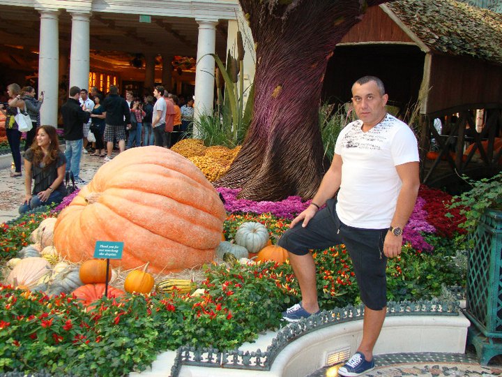 Acuzat de anchetatori de legaturi cu o retea de evaziune fiscala, Razvan traieste “visul american” (sursa foto: Facebook)