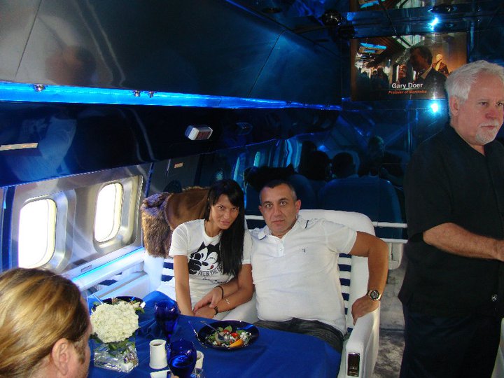 Interlopul si proaspata lui sotie duc viata de nababi departe de Romania (sursa foto: Facebook)