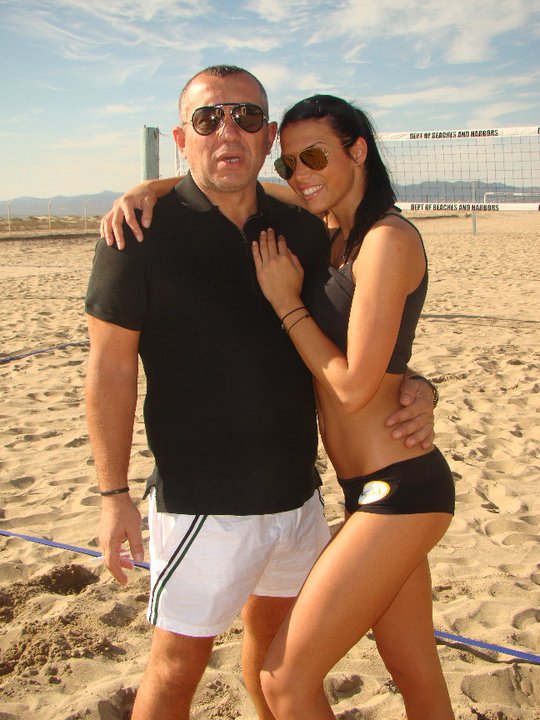 Razvan si Alina le “trimit” vederi de pe plaja anchetatorilor! (sursa foto: Facebook)