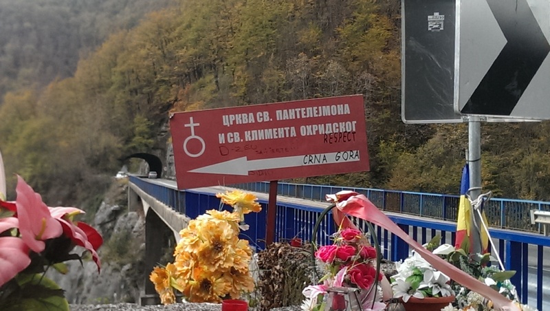 Pe o pancarta scrie in romana