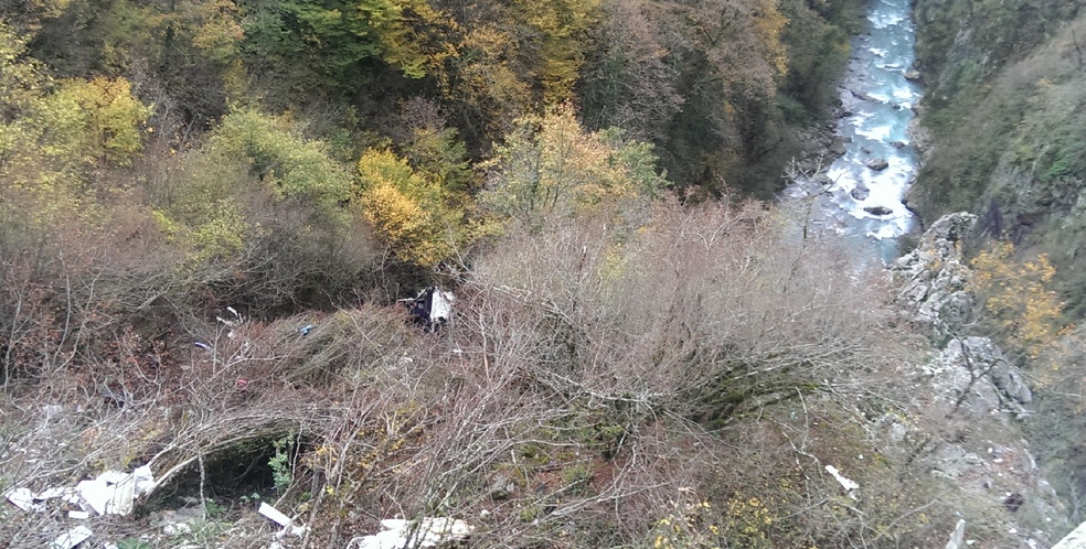 Urmele tragediei din Muntenegru au ramas neatinse. Epava autocarului a ramas in prapastia in care a cazut pe 23 iunie