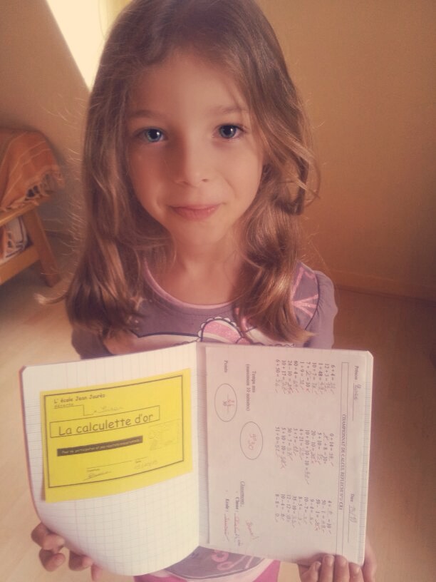 Susan fiica lui Bijou, arata mandra diploma primita la concursul de matematica