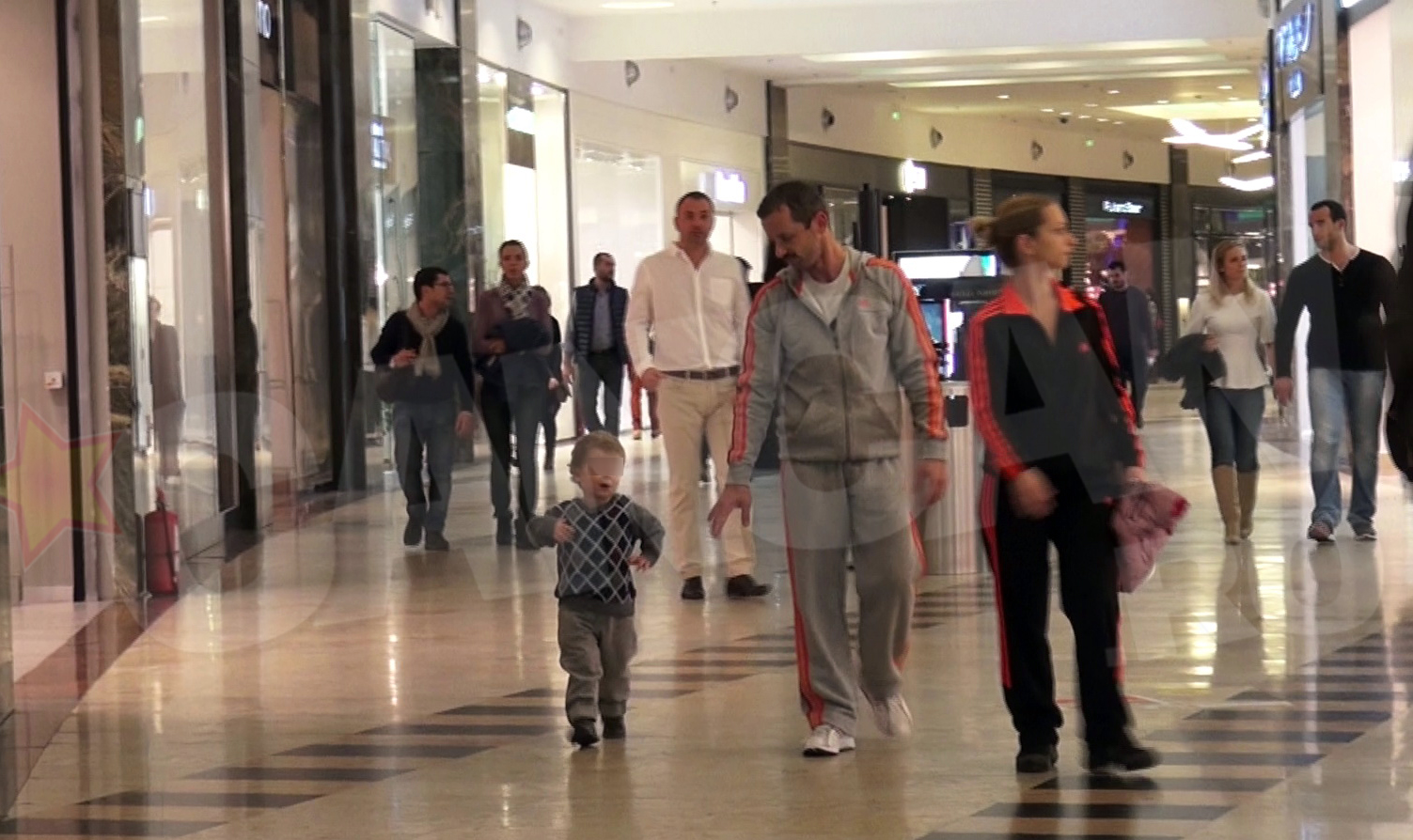 Campionul, sotia si fiul lor s-au plimbat si prin magazine