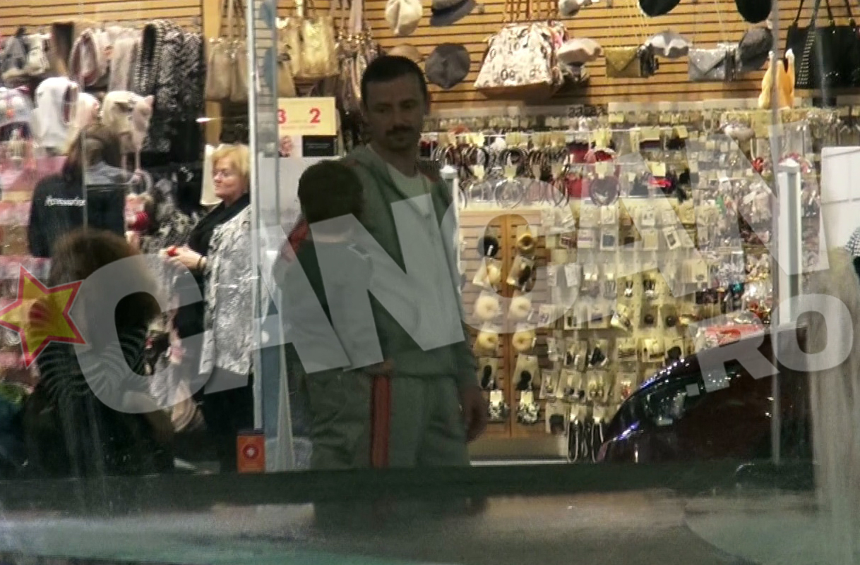 Marius Urzica i-a predat cateva lectii de echilibristica fiului sau, pe marginea fantanii