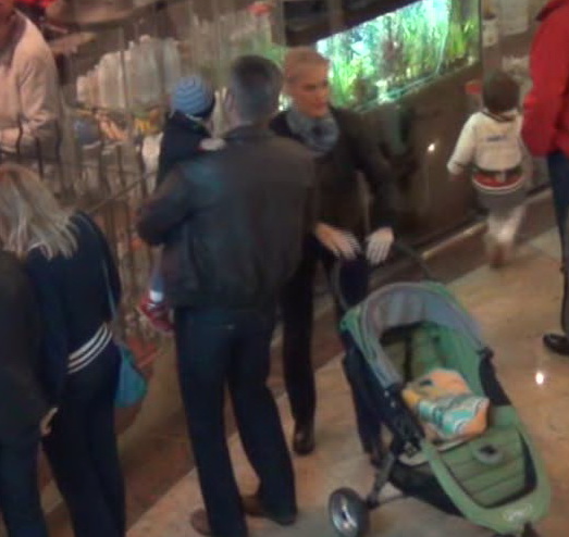 Gabi Firea, Florentin Pandele si baiatul lor s-au plimbat prin mall
