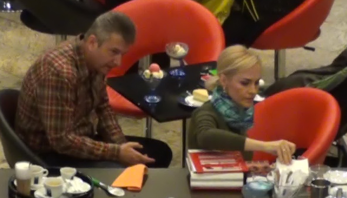 Gabi Firea ia un servetel si i-l da sotului