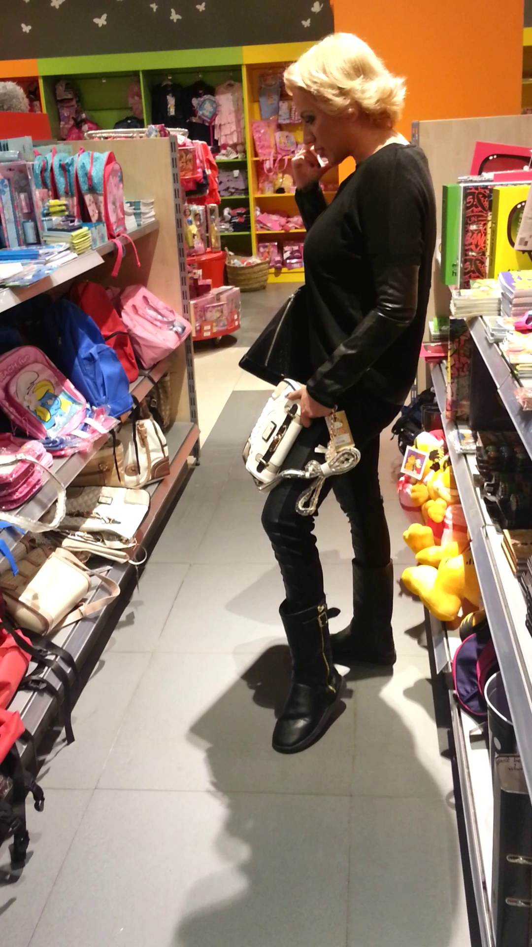 In cele din urma, Rocsana a ales o gentuta maron cu alb si bej, foarte chic