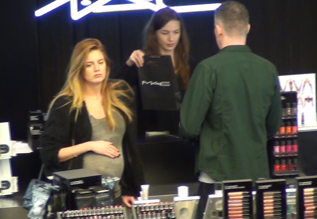 Veronica si-a mangaiat cu tandrete burtica, in timp ce iubitul ei a achitat produsele de machiaj.