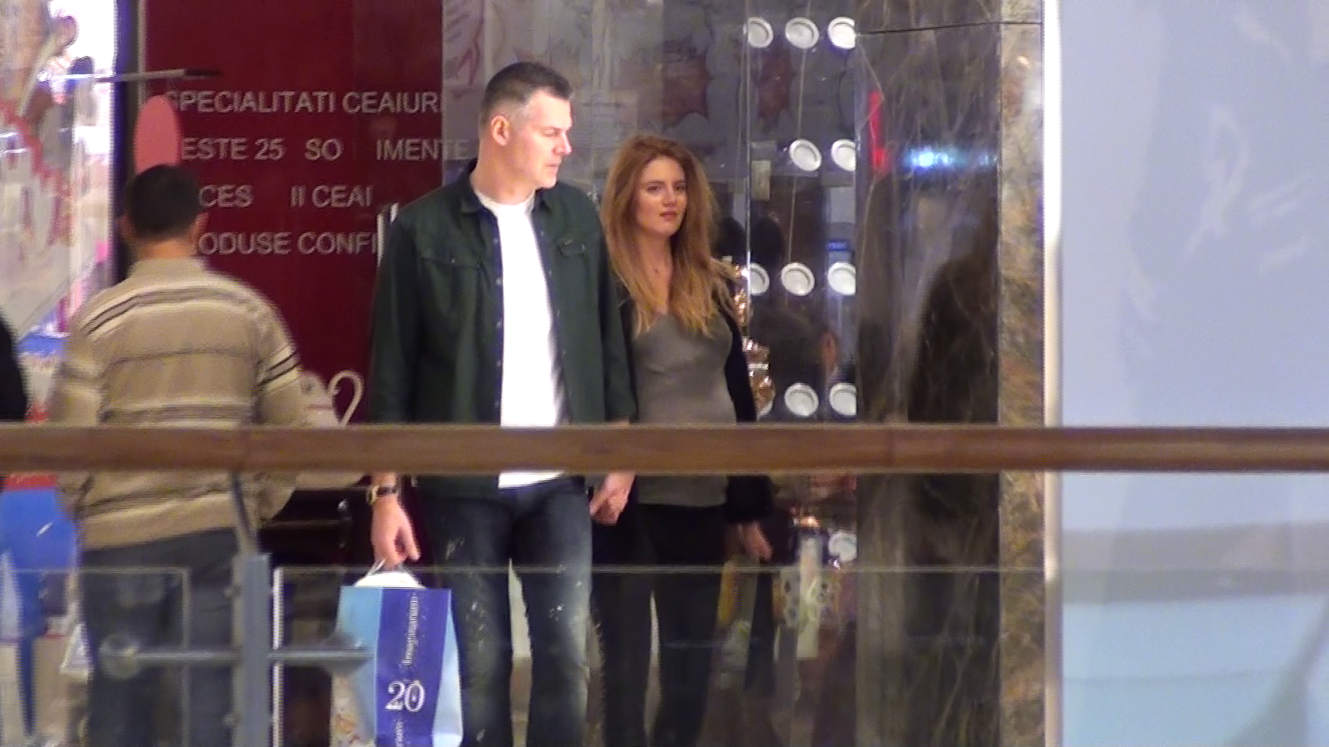 Veronica si Adrian s-au plimbat de mana prin mall.