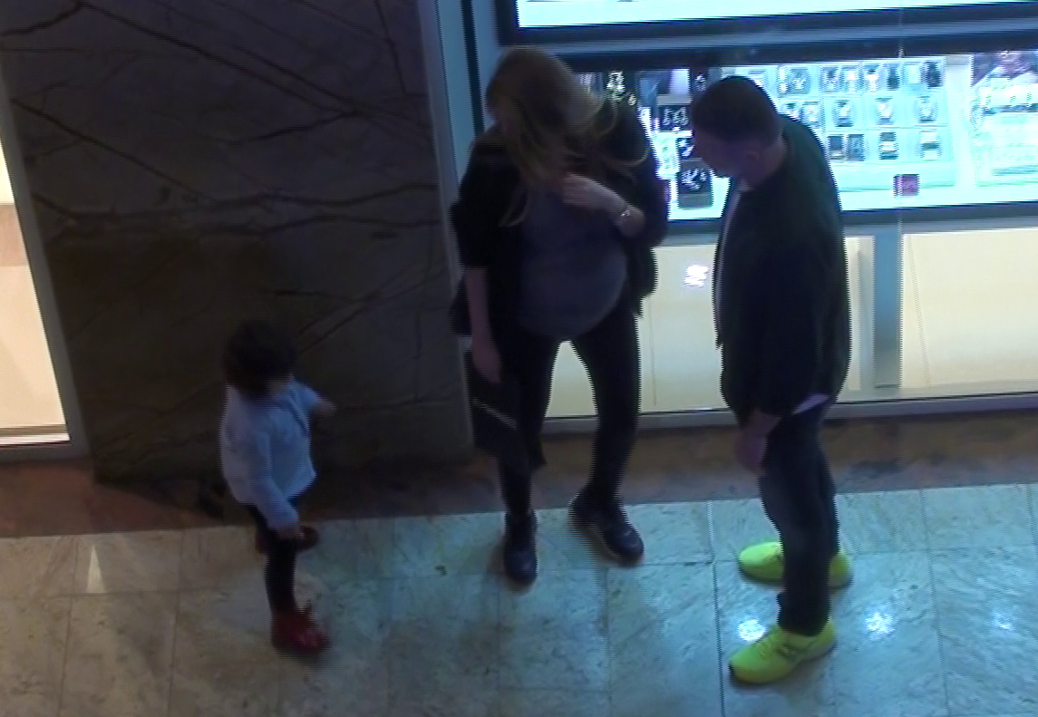 Un copil a parut interesat de burtica de gravida a Veronicai.