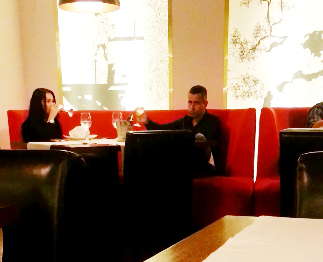 Cei doi au acompaniat povestile cu un vin bun