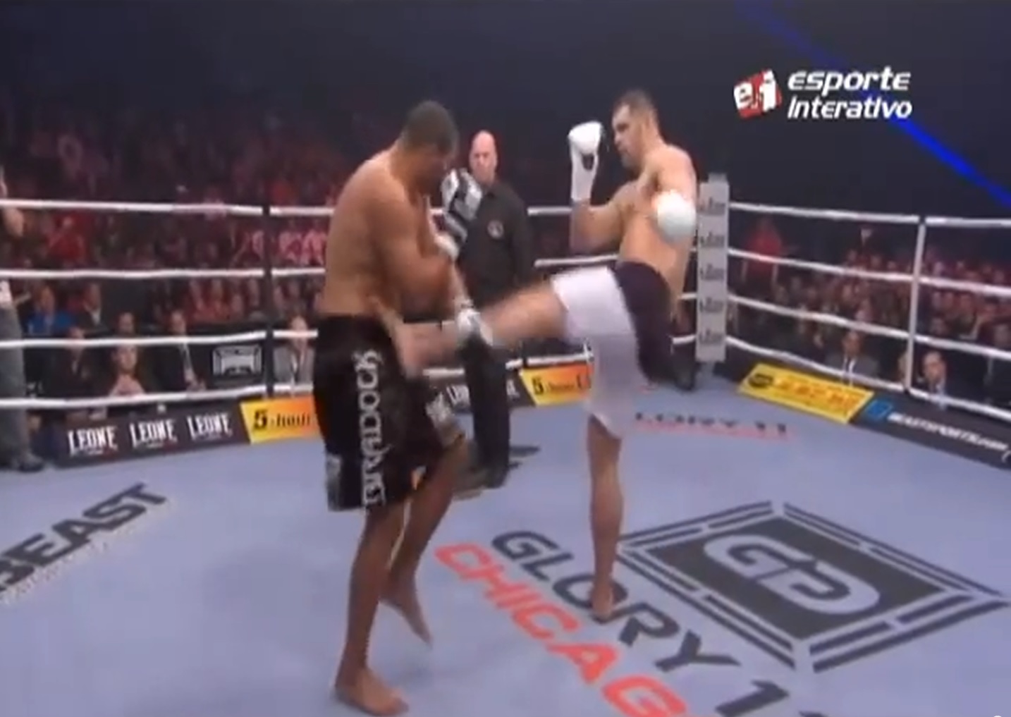 O lovitura bine plasata si Anderson Silva cade ca secerat chiar in prima runda