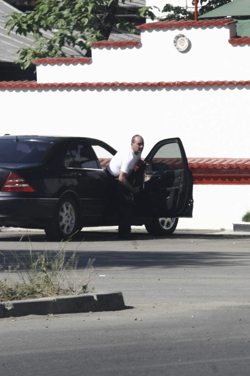 Netoiu in fata restaurantului la care este actionar