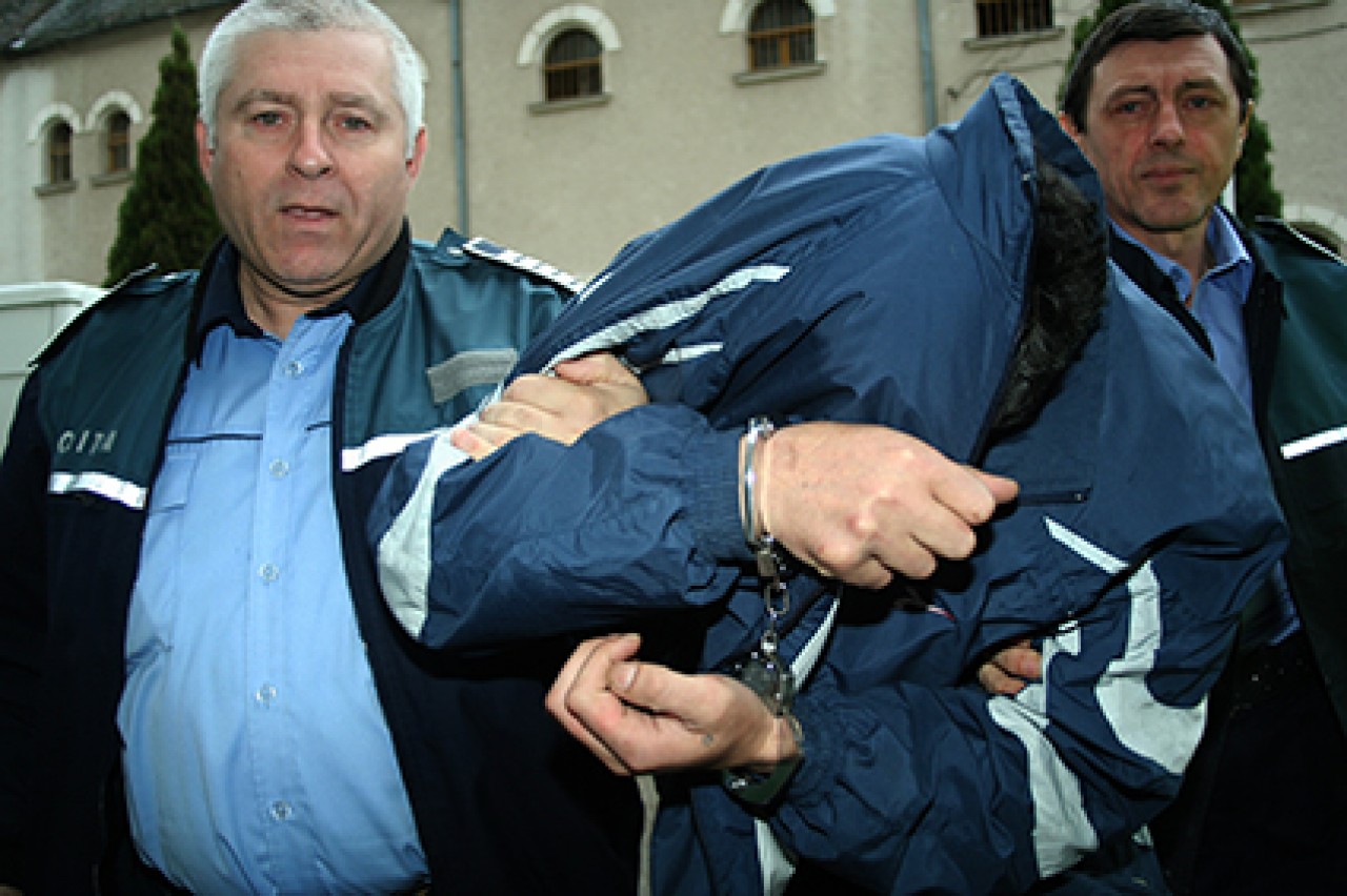 Escrocul a fost prins de politisti (foto:glasul-hd.ro)