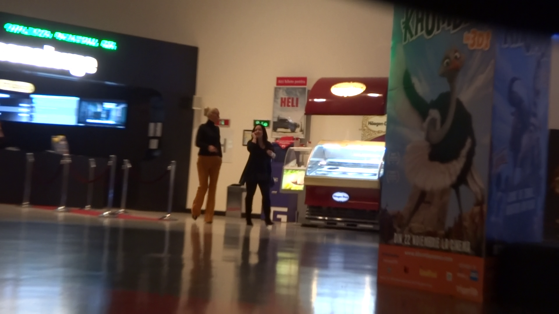 Vica a mers la mall ca sa vada un film cu o prietena.