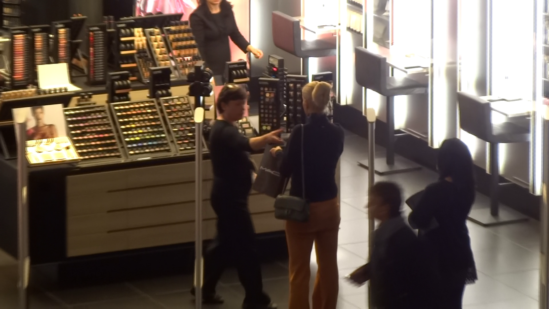 La iesirea din magazin, Vica a declansat sistemul de alarma.