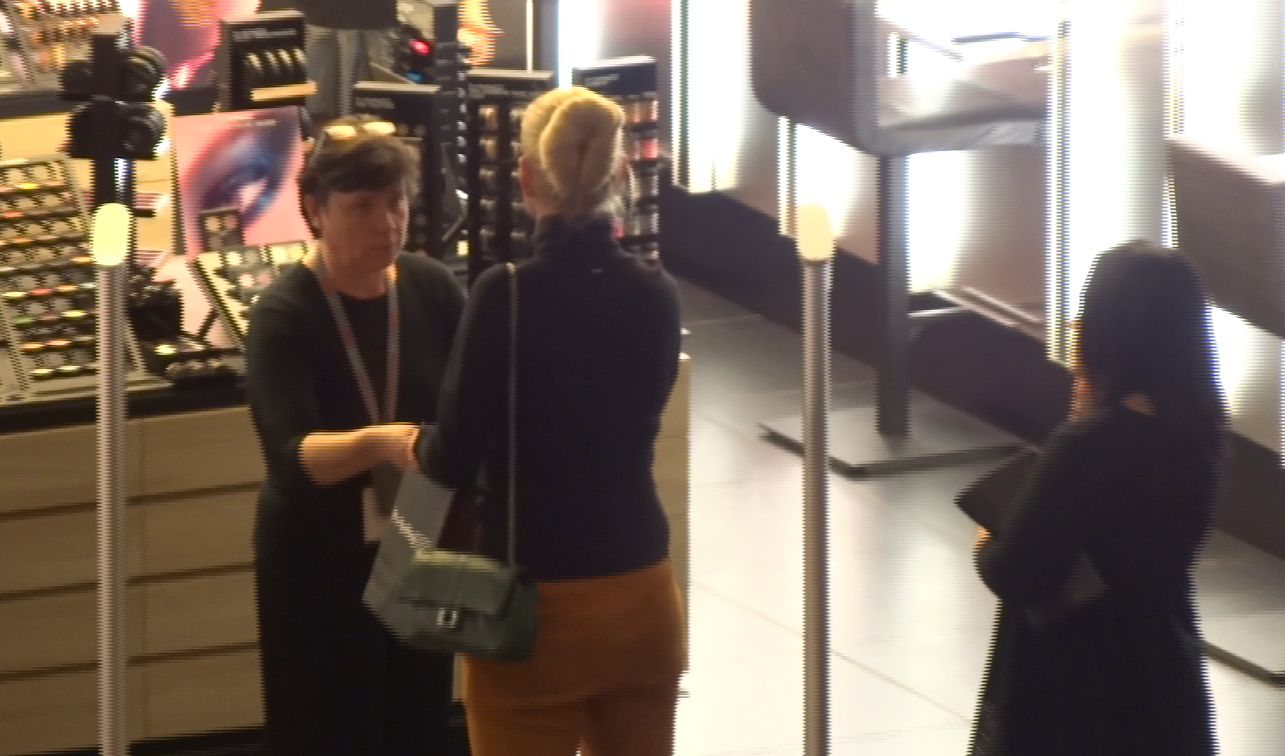 Imediat, o angajată i/a cerut sa ii arate bonul si produsele din plasa de cumparaturi.