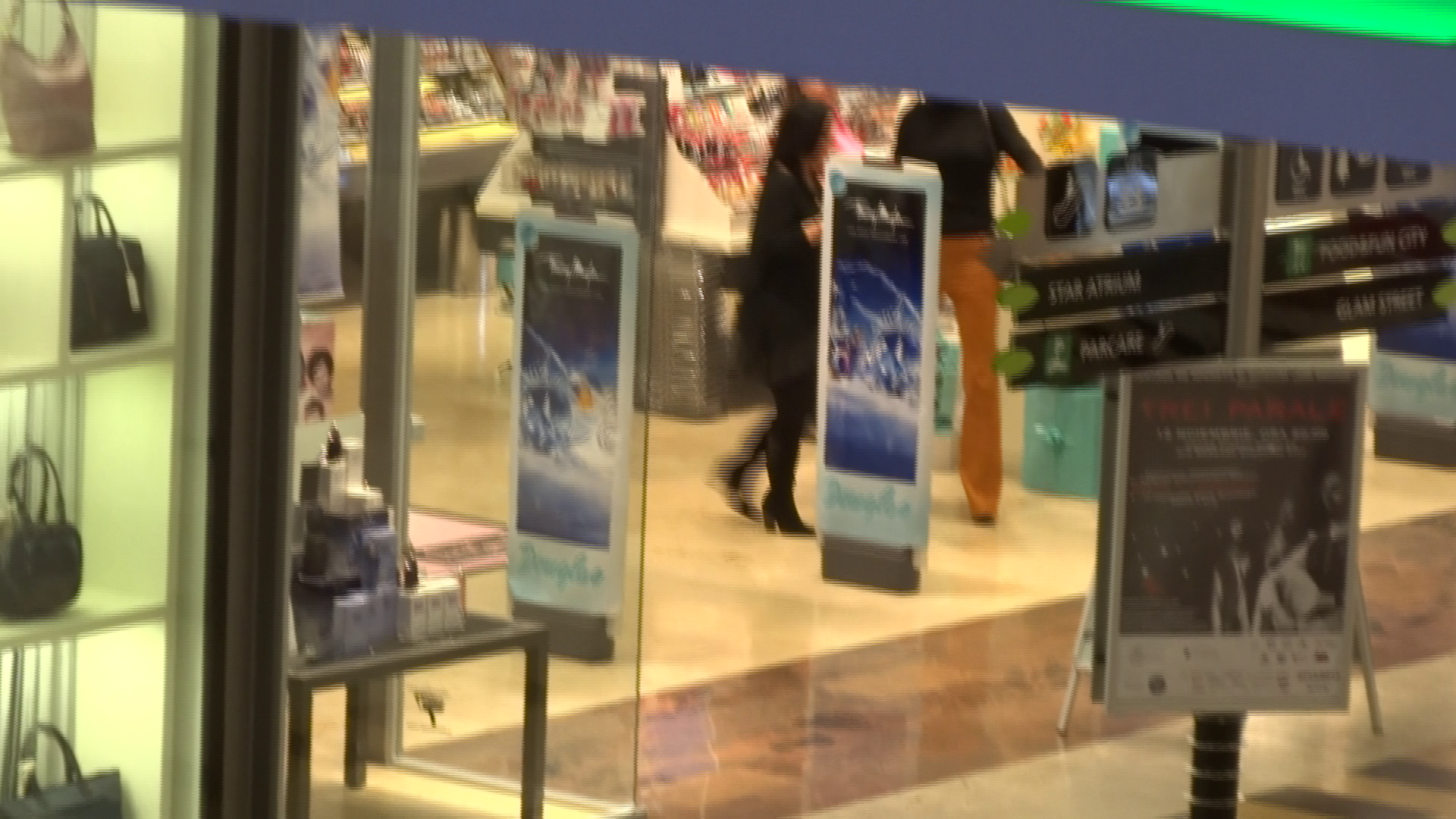 Si in al doilea magazin, Vica a declansat din nou sistemul de alarma.