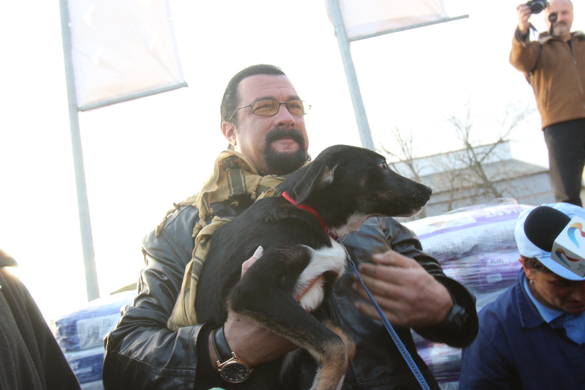 Stevan Segal alaturi de Grivei, cainele pe care l-a adoptat de la Dogtown