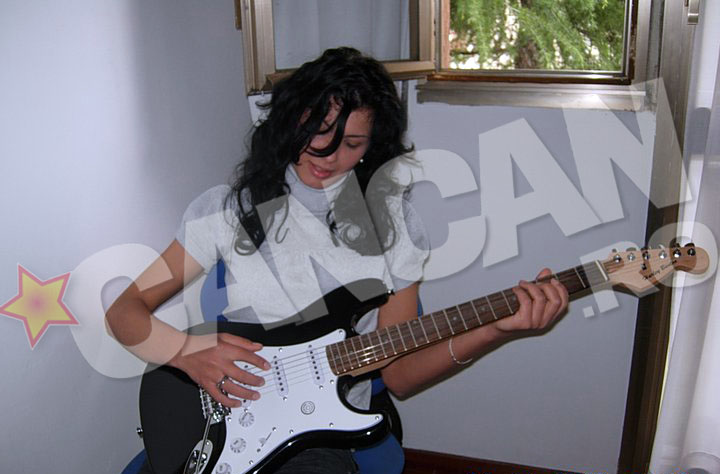 Cine stia ca in liceu Madalina canta la chitara?