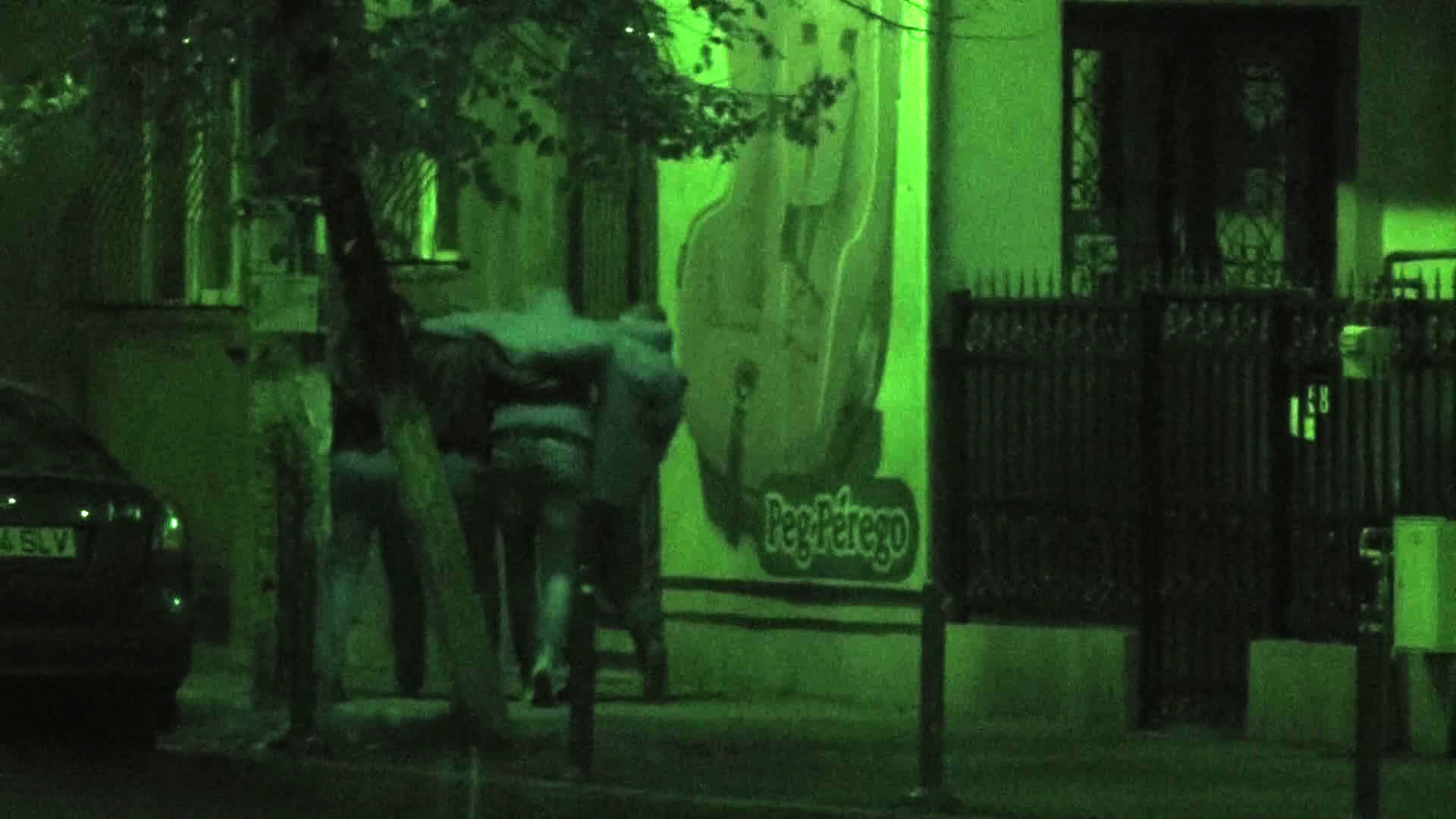 Tinerii s-au sprijinit unul pe altul