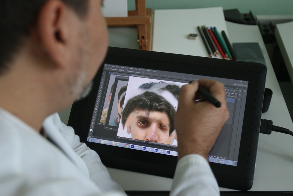 Aurelian lucreaza cu o tableta grafica, dar foloseste si o tehnica mai 