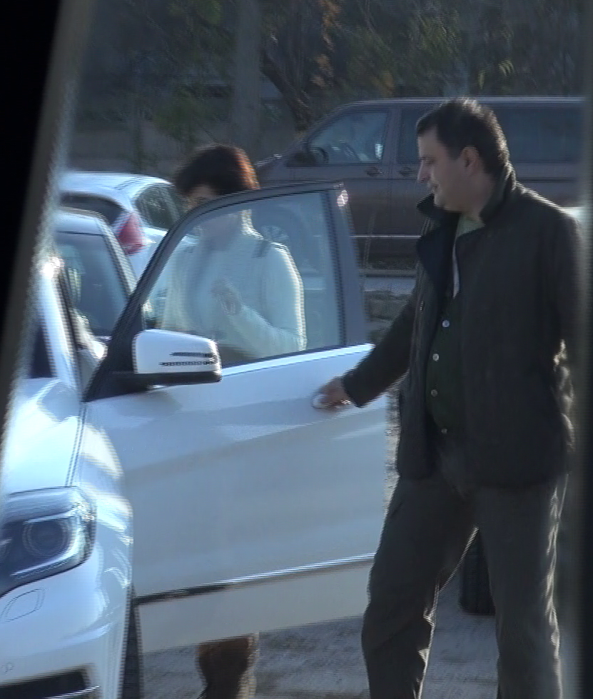 Chiar si dupa 12 ani de casatorie, Lucian Mandruta inca reuseste sa isi surprinda sotia.