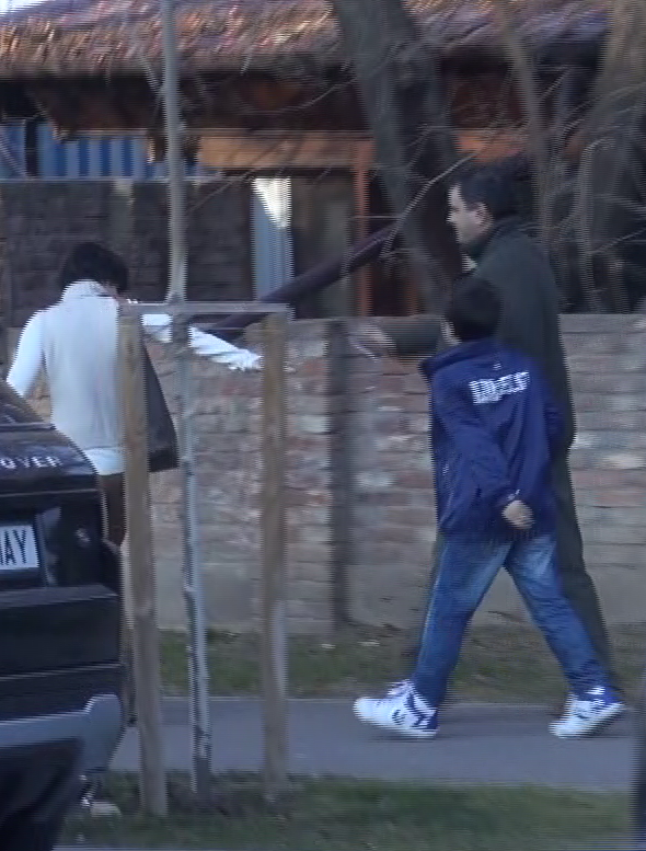 Fara nicun cuvant, Ioana intinde mana ca sa ia cheile de la masina.