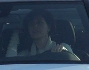 In lipsa sotului, Ioana si-a aranjat cu grija parul.