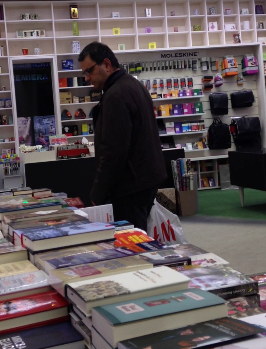 Intr-o alta zi, Lucian a mers singur la o librarie din mall.